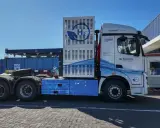 Camión hidrogeno Walmart Chile, con sistema de propulsión H2 y diseño futurista, listo para logística limpia.