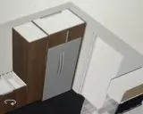 Nowoczesna kuchnia z lodówką przy ścianie, otwieranie szafek pod oknem.