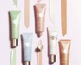 Primer Clarins SOS per una perfetta colour correction: verdi per rossori, blu per pori, pesca per fatica, bianco per luminosità, arancio per imperfezioni.