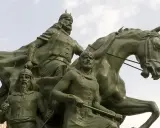 Pomnik upamiętniający zdobycie Jerozolimy przez Saladyna. Trzech wojowników na koniu, w zbrojach i hełmach, z mieczami w dłoniach.