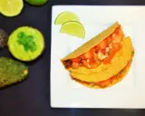 Pyszne meksykańskie tacos przepis na talerzu, z awokado i limonką w tle. Idealne na szybki obiad!