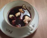 En kopp kaffe med bitar av kaffeost, en klassisk del av samisk kaffeost recept.