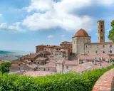 Volterra, famosa per la sua storia etrusca e medievale, si staglia su un colle toscano.
