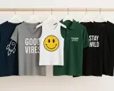 Różne koszulki na wieszakach: z rakietą, napisem "GOOD VIBES", uśmiechem, logo i "STAY WILD". Dowiedz się, jak uszyć koszulkę!