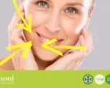 Primo piano di un volto femminile con rughe d'espressione, evidenziate da frecce gialle. Il trucco leggero esalta la bellezza naturale.