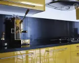 Macchina da caffè dorata e lucida, perfetta per creare un angolo caffè idee in cucina.
