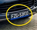 Czarne tablice rejestracyjne wykazują numer FZG-53933.