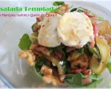 Ensalada templada con manzana, nueces y queso de cabra. Deliciosa combinación de sabores y texturas.