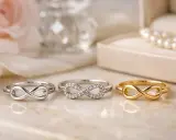 Tre anelli con simbolo dell'infinito, uno in oro, uno in argento con zirconi e uno in argento semplice. L'anello nodo d'amore significato è l'eternità.