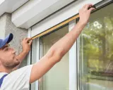 Obrero mide ventana para calcular el precio cambiar ventanas y persianas.