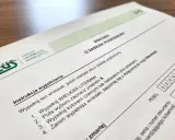 Formularz ZUS o zasiłek pogrzebowy. Wniosek można złożyć w dowolnym momencie po śmierci bliskiej osoby, nie ma określonego terminu, ile dni po śmierci jest pogrzeb.