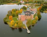 En vacker utflykt till Uppsala med ett slott omgivet av höstfärger och vatten.