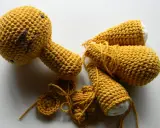 Piezas de amigurumi de One Piece en proceso, con hilo amarillo y detalles bordados.
