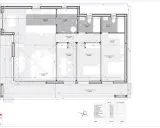 Plano de vivienda unifamiliar con distribución de estancias: salón-comedor, cocina, dormitorios, baños, despacho y porche. Un ejemplo de diseño para una casa passivhaus que es eficiente energéticamente.