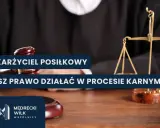 Sądowy młotek i waga sprawiedliwości. Tekst: "Oskarżyciel posiłkowy masz prawo działać w procesie karnym".