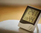 Cyfrowy higrometr pokazuje 24.1°C i 44% wilgotności. To urządzenie, które mierzy wilgotność powietrza.