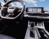 Interior de un coche moderno con volante, pantalla táctil y palanca de cambios. El futuro de los coches autónomos ya está aquí.