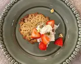 Ett krispigt havreflarn med grädde, jordgubbar och pistagenötter. Ett enkelt och gott havreflarn recept.