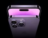Dwa iPhone'y Pro w kolorze fioletowym, jeden na drugim. Górny pokazuje ekran z Dynamic Island, dolny tylną część z trzema aparatami. Moc A16 Bionic.
