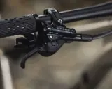 Manetka Shimano Deore, część mechanizmu zmiany biegów, pokazuje różne rodzaje przerzutek rowerowych w akcji.