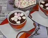 Tazas de chocolate con nubes esponjosas flotando. Un placer para los sentidos.