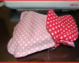 Dos bolsos flamenca con patrones de lunares, uno rosa y otro rojo, listos para coser.