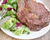 Une succulente côte de bœuf, parfaitement saisie, accompagnée d'une salade fraîche et croquante. Un délice à savourer !