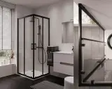 Bagno piccolo con doccia 2 mq, moderno e funzionale, con box nero, lavabo sospeso e finestra con tende a lamelle.