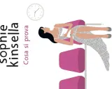Copertina di "Cosa si prova", un libro di Sophie Kinsella. Una donna in abito scintillante è sdraiata su una poltrona rosa, con un orologio in alto.