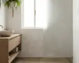 Salle de bain moderne avec meuble en bois, vasque en pierre et murs à l'effet peinture à la chaux subtil.