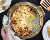 Kretanische Kartoffeln Rezept: Ein Auflauf mit goldbrauner Kruste und cremiger Füllung, bereit zum Servieren.