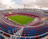 Nowy stadion Barcelony w budowie. Żurawie górują nad trybunami w barwach klubu, gotowymi na przyjęcie kibiców.