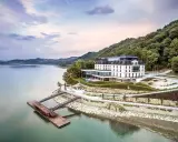 Elegancki hotel nad jeziorem, idealny na romantyczny wypad. Odkryj ciekawe miejsca w Małopolsce dla zakochanych.
