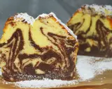 Wilgotna babka marmurkowa na oleju, z pięknymi wzorami czekolady i wanilii, posypana cukrem pudrem.