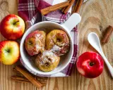 Manzanas al horno con canela y azúcar, listas para disfrutar.