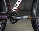 Zbliżenie na rowerowy mechanizm korbowy SRAM i łańcuch. Tabela przełożeń rowerowych jest kluczowa dla płynnej jazdy.