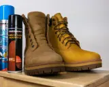 Dwa buty Timberland i dwa preparaty do pielęgnacji: jak czyścić buty z nubuku, by wyglądały jak nowe.
