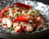 Homard frais servi avec des perles de citron caviar, une recette raffinée pour un plat d'exception.