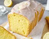 Saftiger Zitronenkuchen mit Zuckerguss, perfekt für ein einfaches zitronenkuchen rezept. Frisch gebacken und bereit zum Genießen.