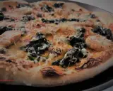 Pyszne ciasto na pizzę Ani Gotuje z kurczakiem i szpinakiem, zapieczone z serem.