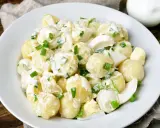 Cremiger Kartoffelsalat mit Ei und Frühlingszwiebeln, ein wahres Kartoffelsalat Geheimrezept, das auf jedem Tisch glänzt.