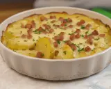 Plat gratiné de pommes de terre, lardons et persil, prêt à déguster. Une délicieuse truffade recette.