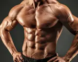 Ein Mann mit einem definierten Sixpack und starker Brustmuskulatur, das Ergebnis harter Arbeit und Disziplin.