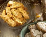 Biscotti e amaretti, deliziosi dolci toscani, su un tavolo di legno.