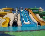 Wodne zjeżdżalnie w Hawaii Paradise Aqua Park Resort, zjeżdżalnia "Golden City" i inne kolorowe atrakcje wodne.