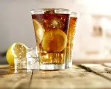 Dwa orzeźwiające long island iced tea z plasterkami cytryny i lodem, gotowe do degustacji.