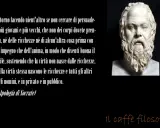 Busto di Socrate, con citazione da Platone sull'importanza della virtù e del pensiero socratico.