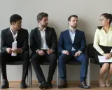 Trzech mężczyzn i kobieta czekają na rozmowę. Czy to początek dyskryminacji w pracy?