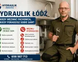 Hydraulik w Łodzi z kluczem w dłoni, obok zlew i instrukcja, kiedy wezwać pomoc, a kiedy naprawić drobne usterki, np. kapiący kran.