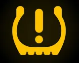 Icono amarillo en el salpicadero del coche que indica baja presión en los neumáticos.